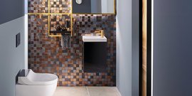 Ein modernes Badezimmer mit einer eleganten Wand aus glänzenden Fliesen in Erdtönen und einem minimalistischen Waschbecken.