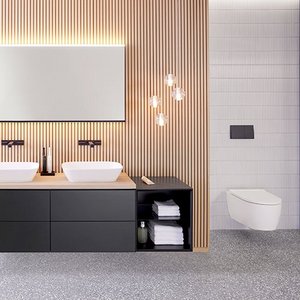 Ein modernes Badezimmer mit zwei Waschbecken, Holzregalen und eleganten Wandleuchten, die eine warme Atmosphäre schaffen.