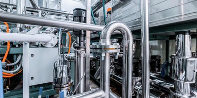 Eine Edelstahlrohranlage einer Kältetechnik