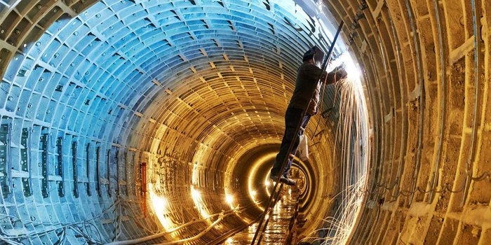 Ein Schweißer in einem Kanalbau Tunnel