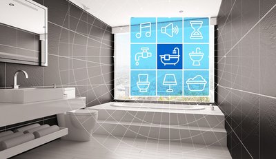 Ein modernes Badezimmer mit einem eleganten Waschbecken, einem großen Spiegel und einer Fensteransicht auf die Landschaft.