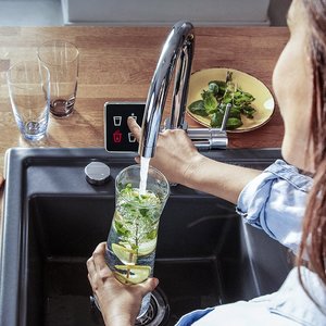 Küchenspühle mit einem Display, ein Smarter Wasserhahn