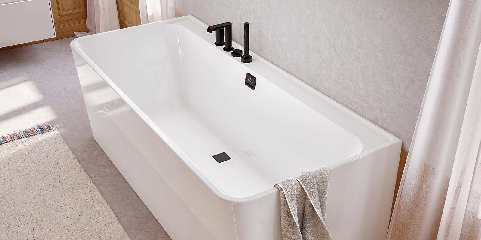 In einem stilvollen Badezimmer befindet sich eine schlichte Badewanne mit schwarzen Armaturen und einem minimalistischen Design.