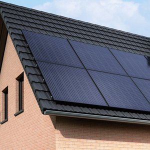 Eine Photovoltaik und Solarthermie auf einem Seildach